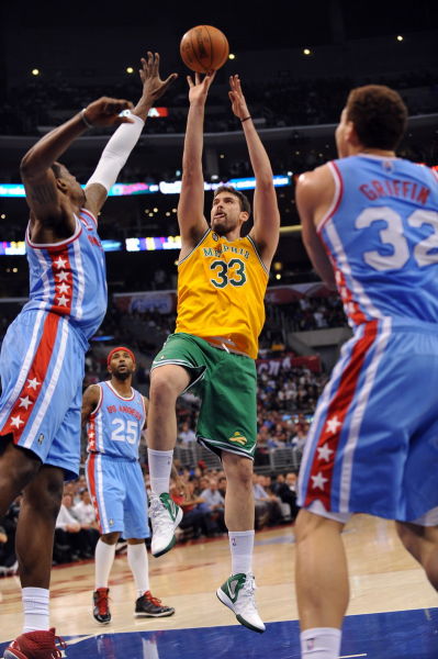 巴黎奥运会开幕式又一乌龙 五环旗竟被挂反